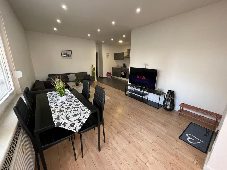 TV and multimedia, Kitchen or kitchenette, Living room, Seating area, Dining area