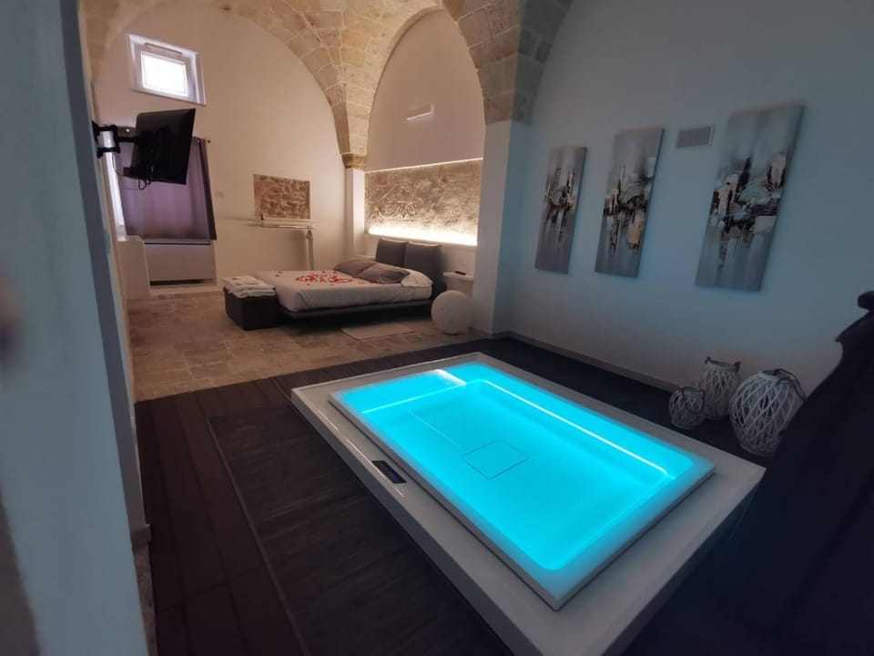 Photo of the whole room, Pool view