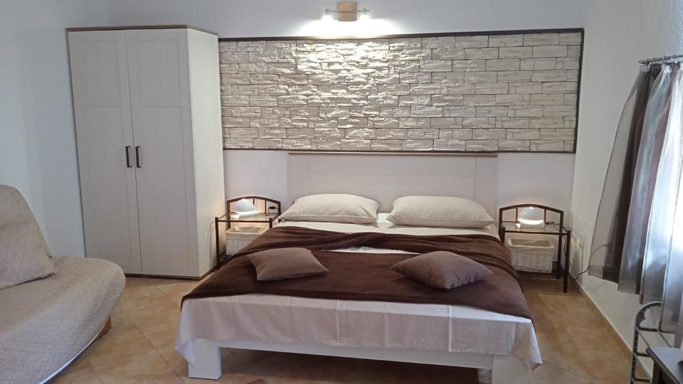 Photo of the whole room, Seating area, Bedroom