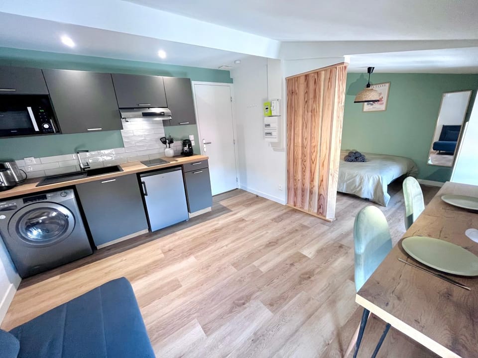 Kitchen or kitchenette, Dining area