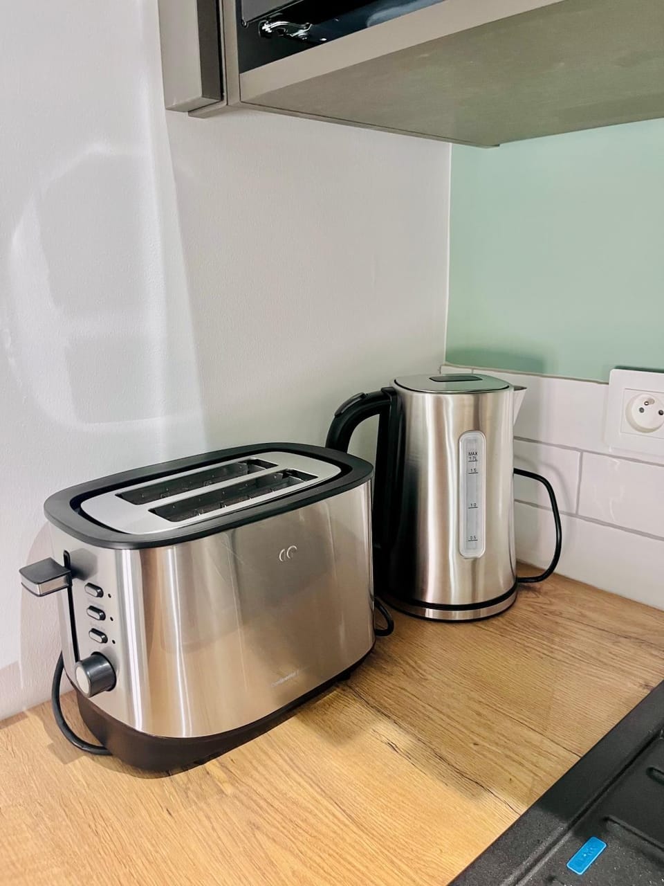 Coffee/tea facilities, toaster