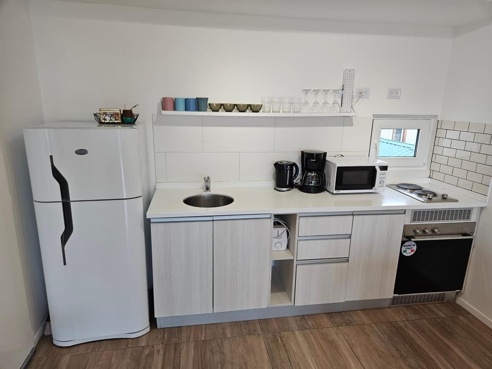 Coffee/tea facilities, Kitchen or kitchenette, microwave, oven, stove