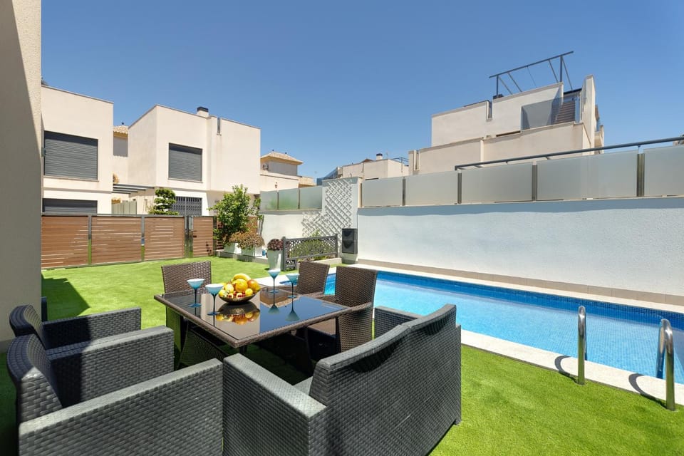Property building, Balcony/Terrace, Living room