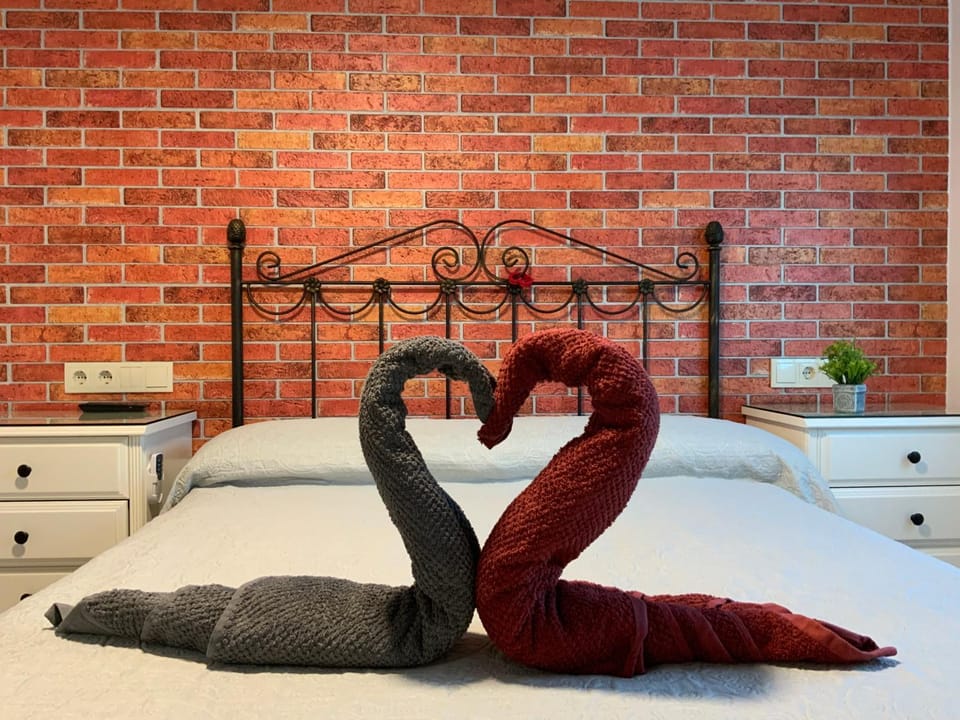 Bed, TV and multimedia, Photo of the whole room, Bedroom, fireplace, wardrobe, air conditioner