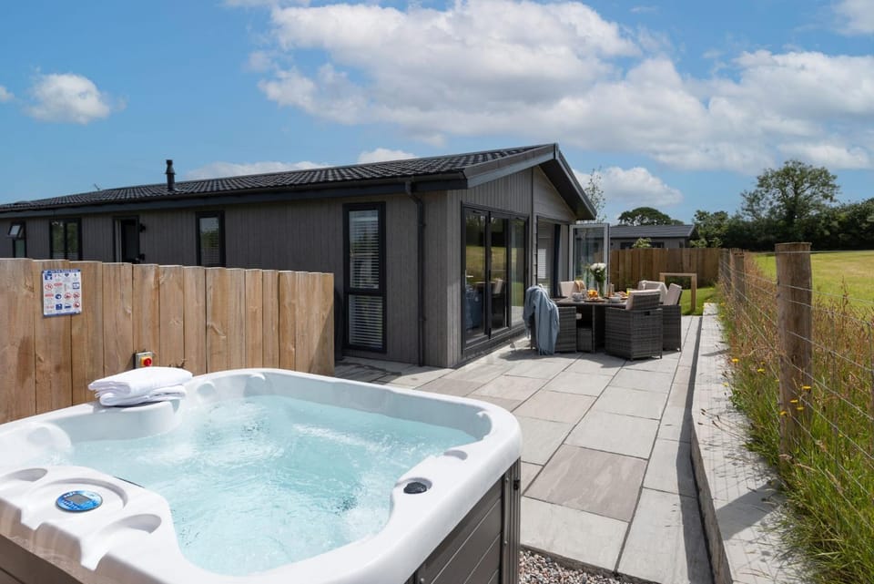 Property building, Hot Tub