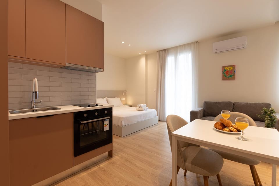 Bed, Kitchen or kitchenette, Photo of the whole room, Seating area