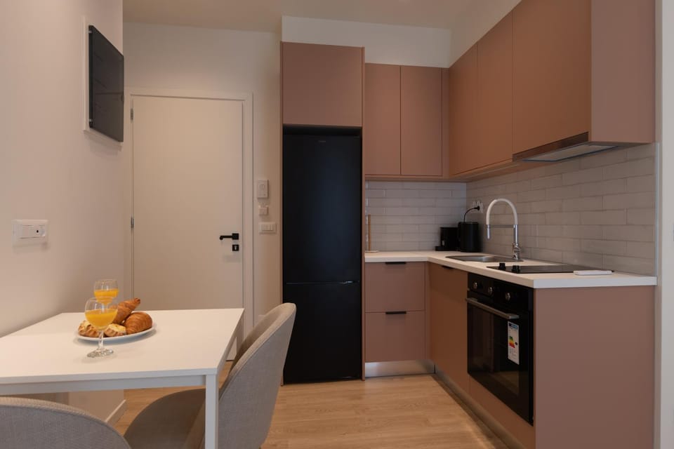 Kitchen or kitchenette, Food and drinks, Dining area, oven