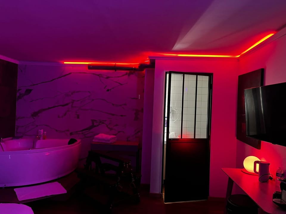 Jacuzzi LOVE Suite Climatisé Hotel in Paris