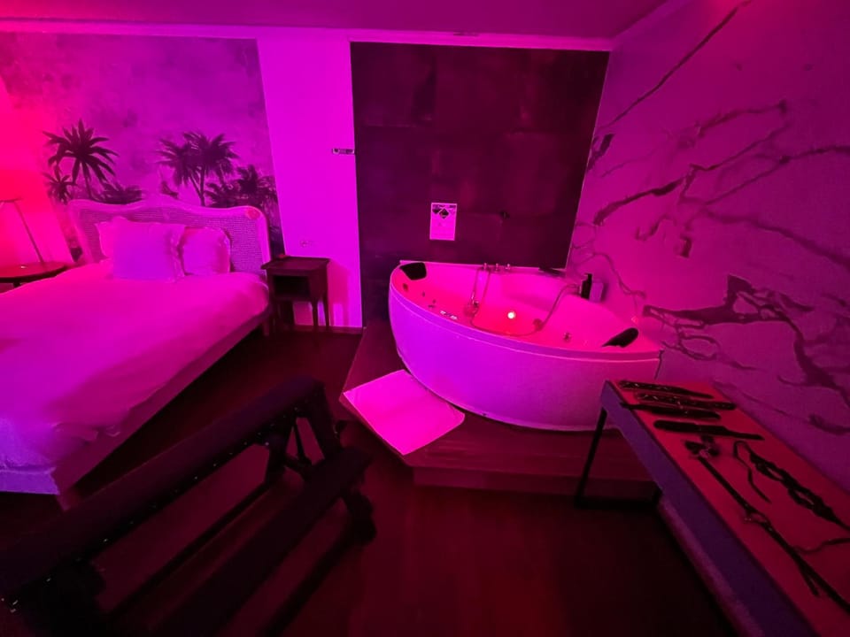 Jacuzzi LOVE Suite Climatisé Hotel in Paris
