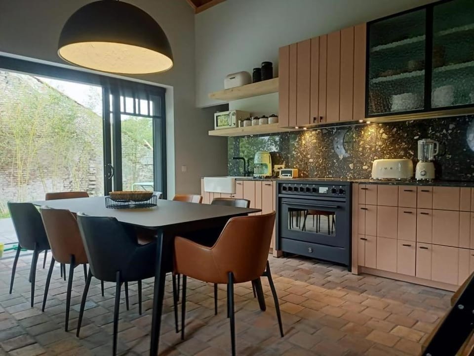 Kitchen or kitchenette, Dining area