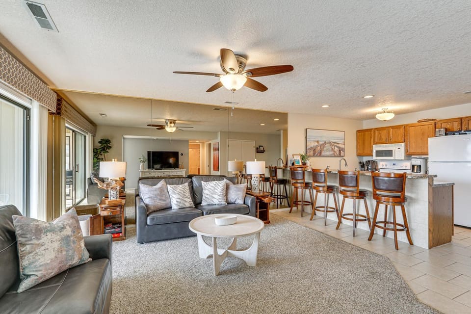 Lake-View Balcony, Pool Access! Osage Beach Gem House in Lake of the Ozarks