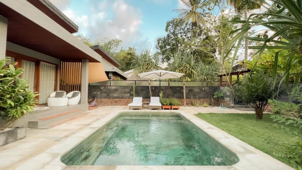 Property building, Patio, Spring, Day, Natural landscape, Garden, Garden view, Pool view, Swimming pool, sunbed, sunbed