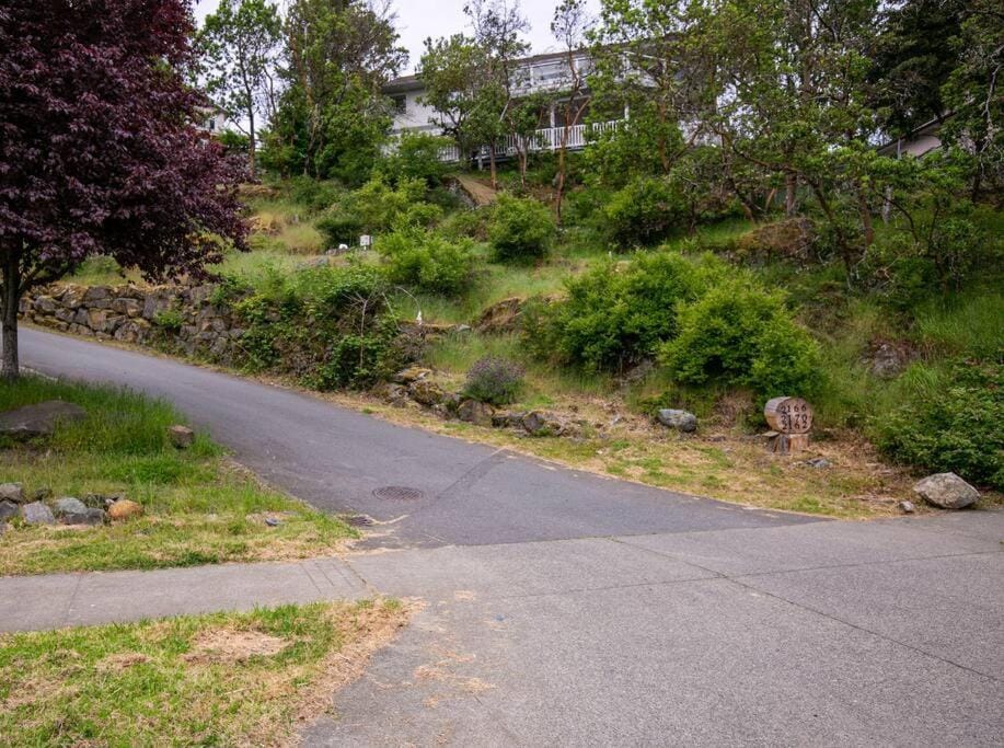 Cozy Renovated Oasis W Private Terrace & Parking House in Langford