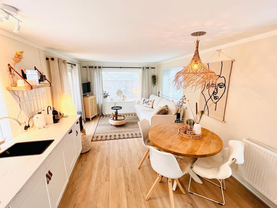 Kitchen or kitchenette, Seating area, Dining area