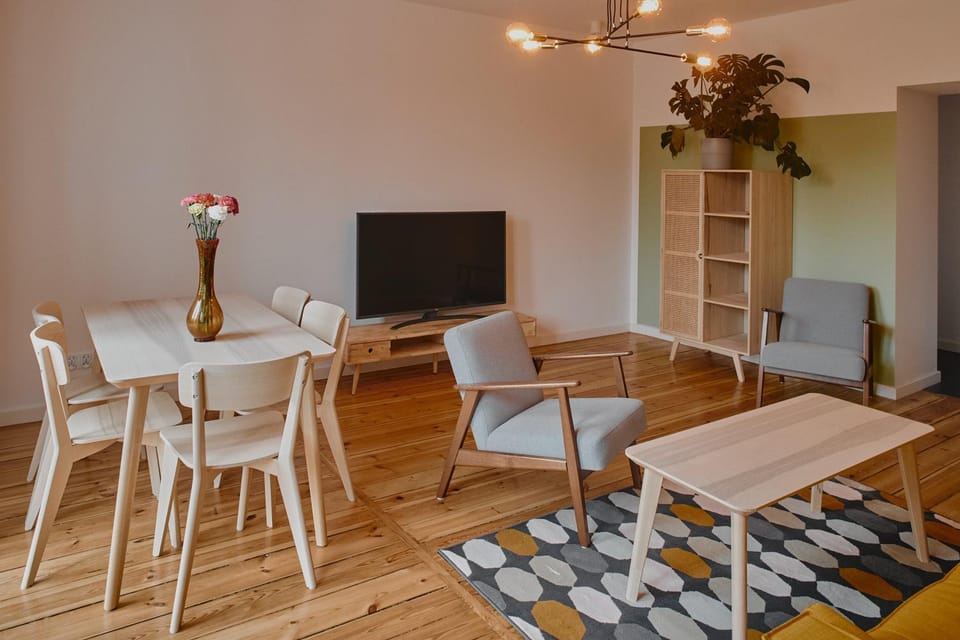 Communal lounge/ TV room, TV and multimedia, Living room, Seating area, Dining area