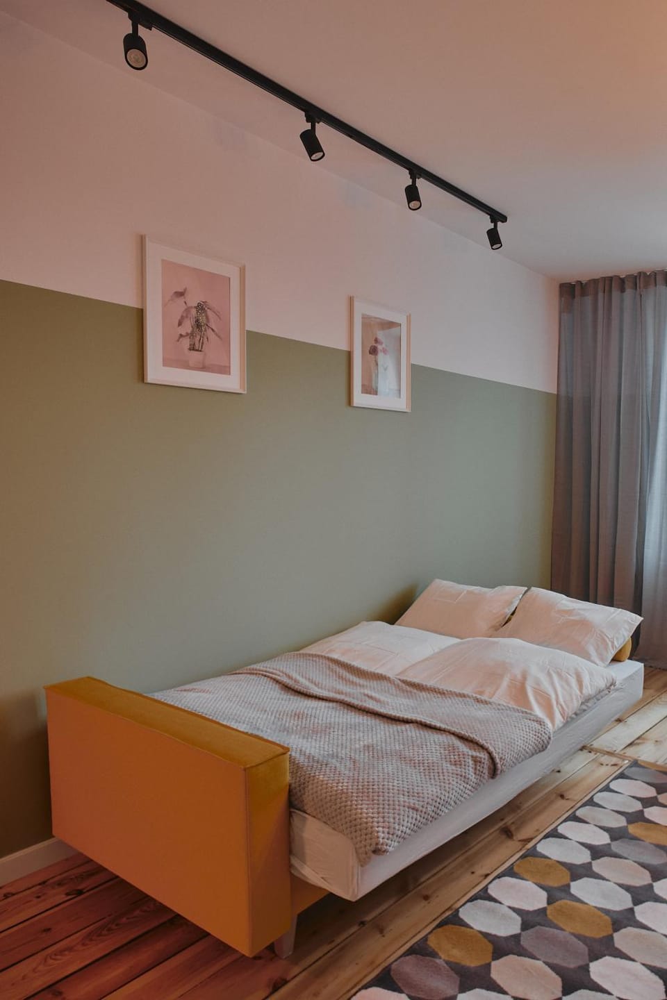 Bed, Photo of the whole room, Seating area