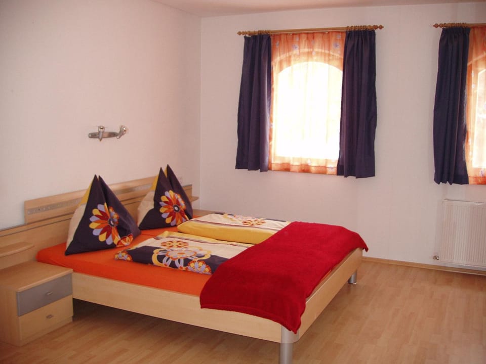 Bed, Bedroom, City view, Mountain view, Street view