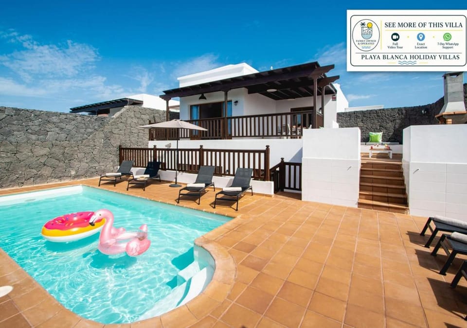 Stylish 6 Bedroom Villa Princesa - Hot Tub - Heated Pool - Near Beach & Waterparks Villa in Playa Blanca