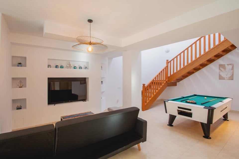 Communal lounge/ TV room, TV and multimedia, Living room, Entertainment