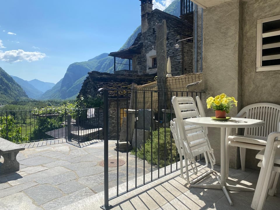 Balcony/Terrace, Mountain view
