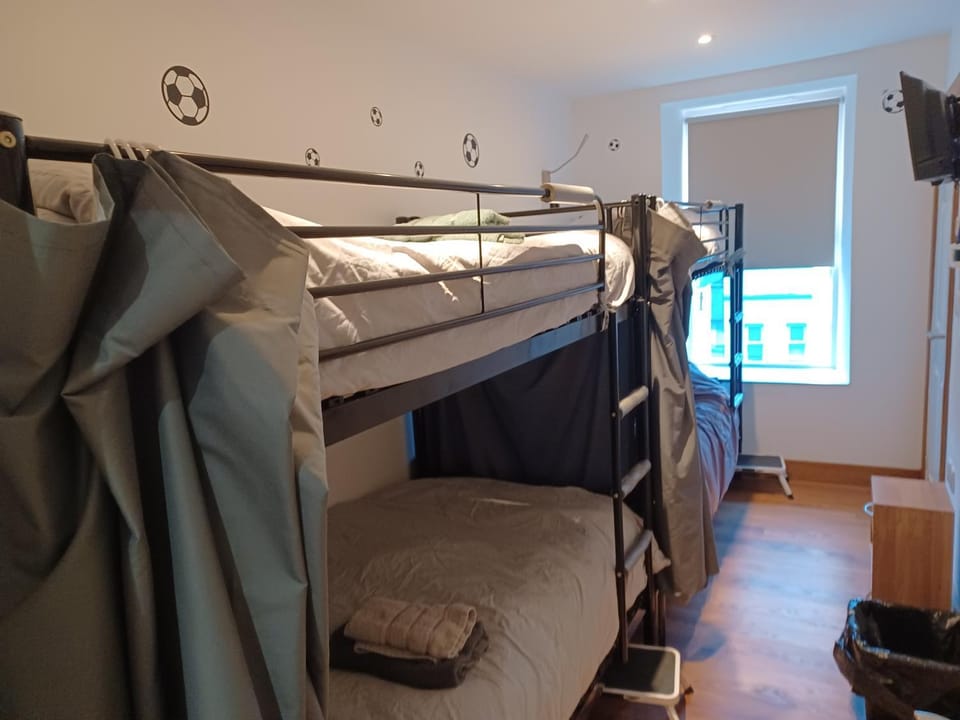 Voyage Hostel - Beds & Rooms with shared kitchen Hostel in Douglas
