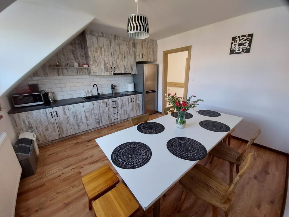 Kitchen or kitchenette, Dining area