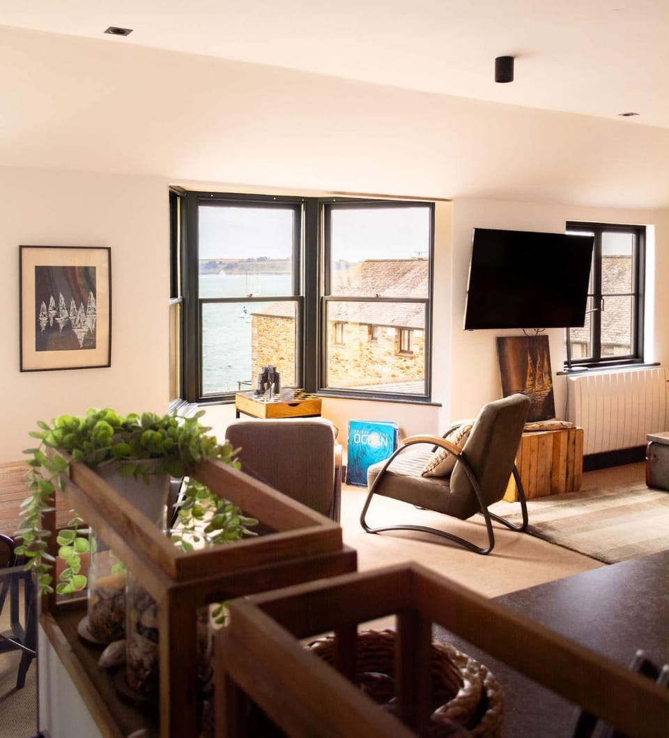 Stunning Waterfront Apartment With Spectacular Views & Parking at 'CAPTAINS LOFT' House in England