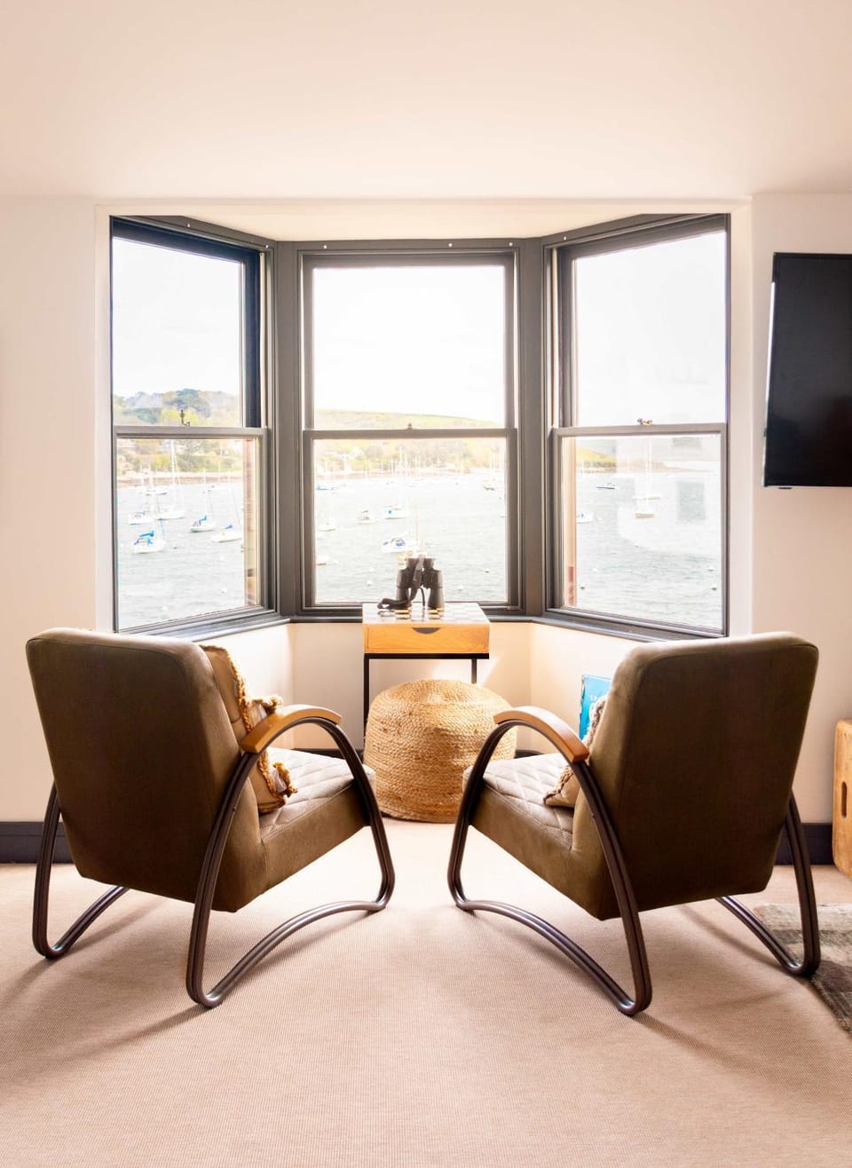 Stunning Waterfront Apartment With Spectacular Views & Parking at 'CAPTAINS LOFT' House in England