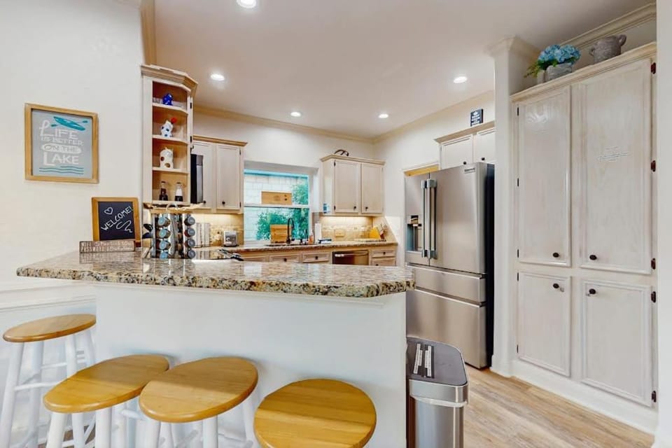 Kitchen or kitchenette, dishwasher, oven, kitchen
