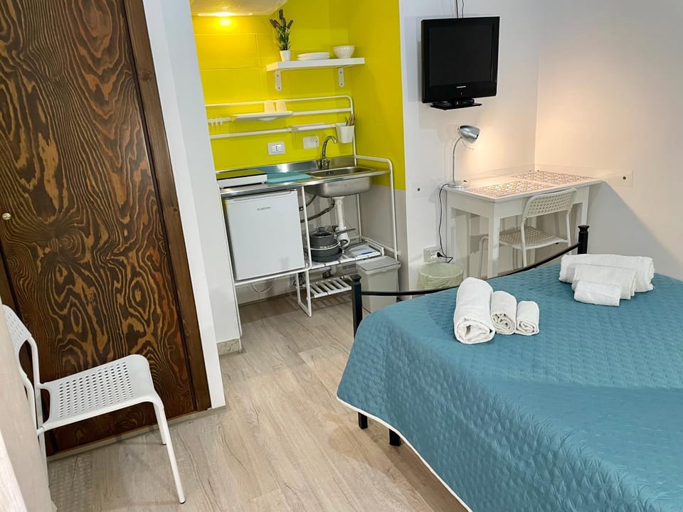 Bed, Kitchen or kitchenette, Photo of the whole room, Bedroom, towels