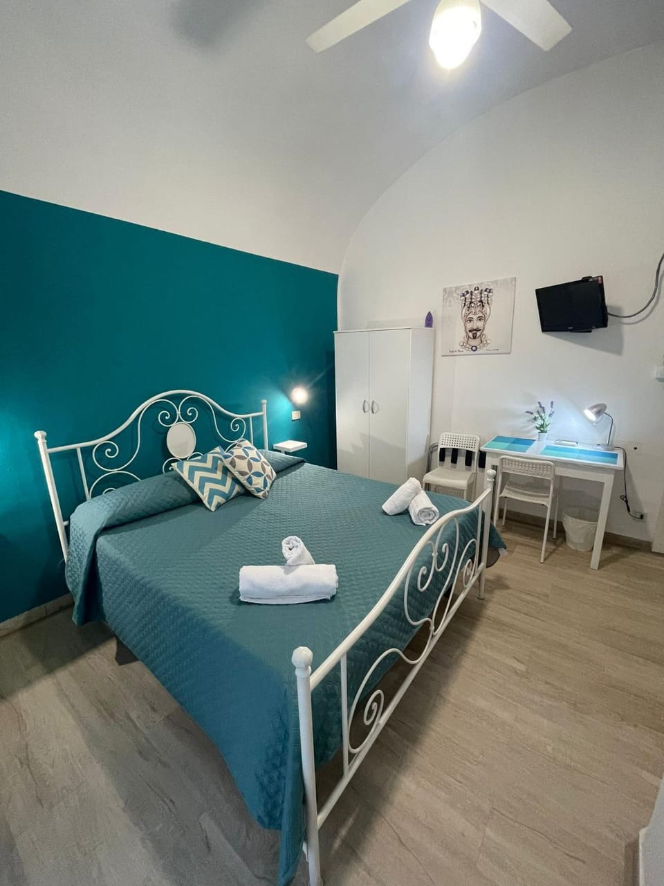 Bed, Photo of the whole room, Bedroom, fireplace, towels