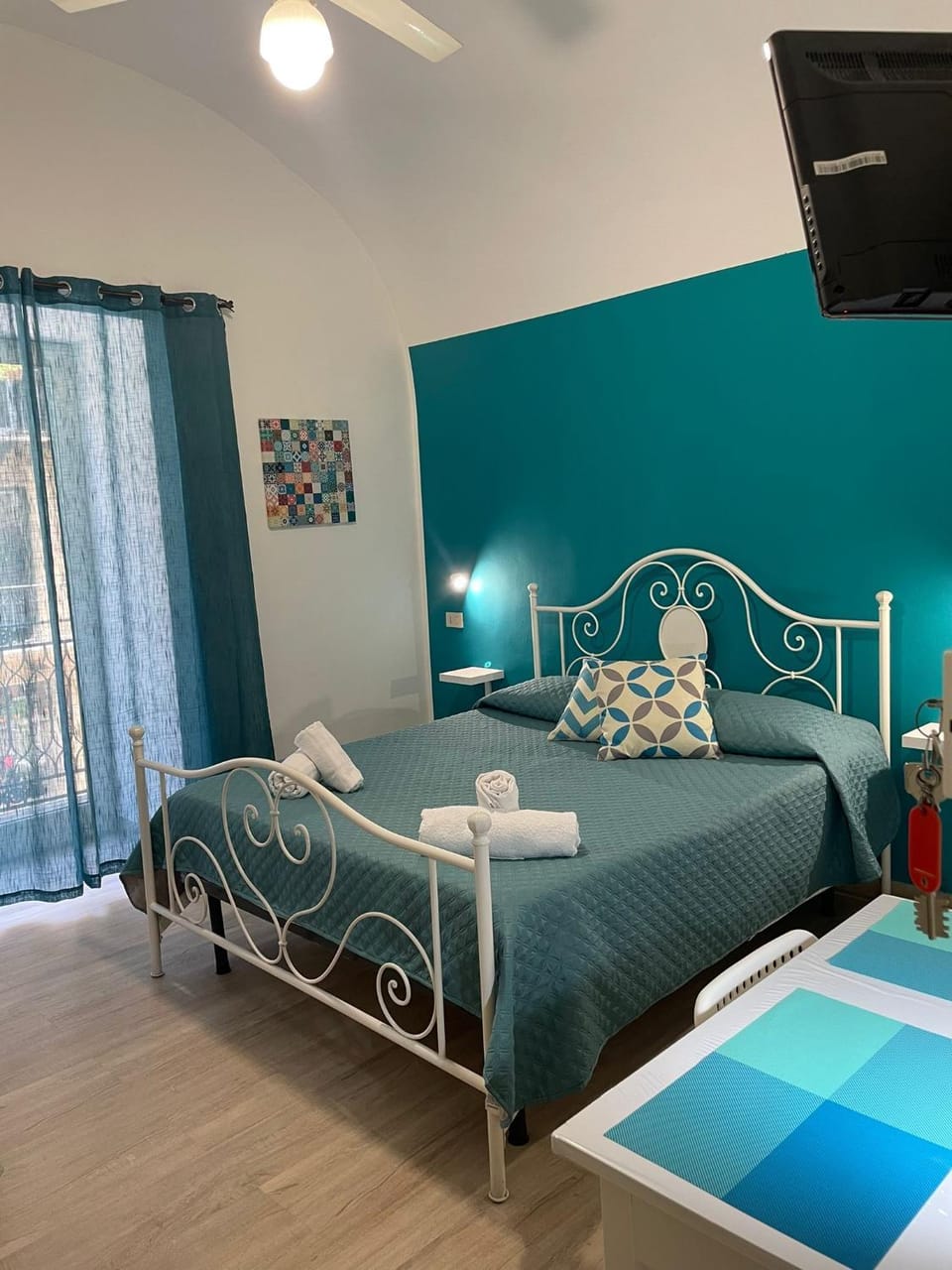 Bed, TV and multimedia, Photo of the whole room, Bedroom, towels