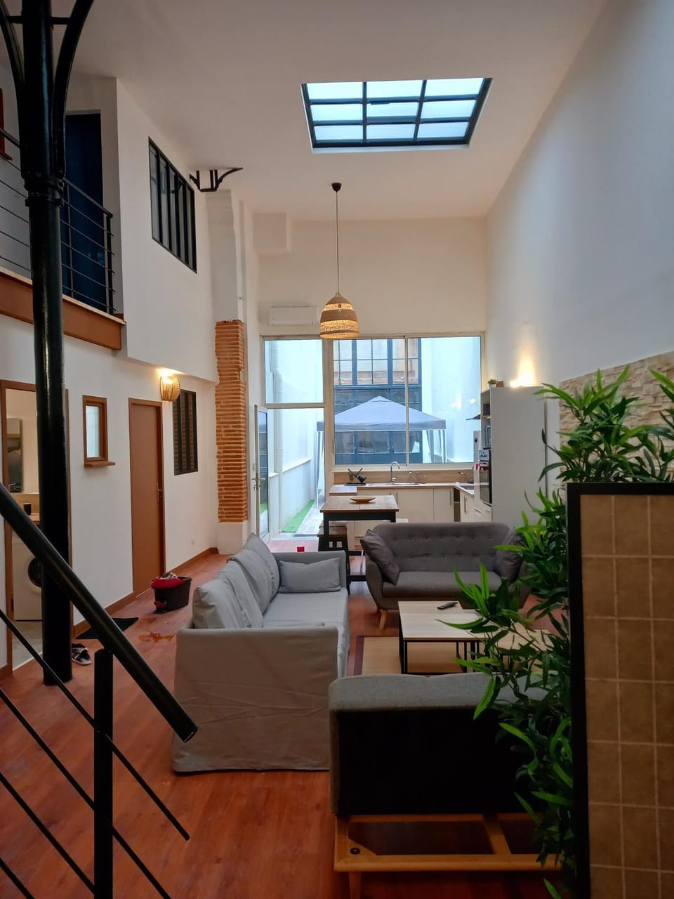 Patio, Living room, Photo of the whole room, Decorative detail, Seating area, internet, air conditioner