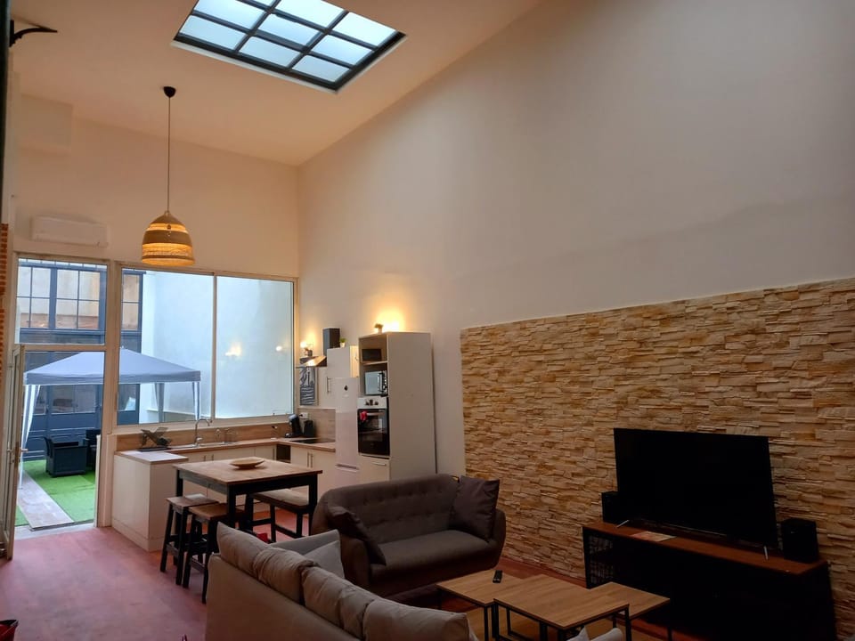 Patio, TV and multimedia, Living room, Seating area, Dining area, internet, kitchen, air conditioner