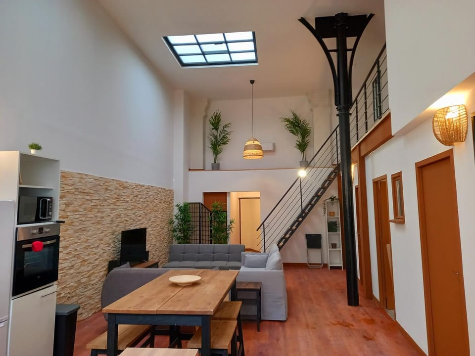TV and multimedia, Living room, Photo of the whole room, Decorative detail, Seating area, Dining area, internet, microwave, oven, air conditioner