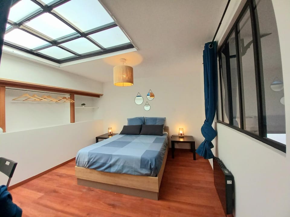 Bed, Photo of the whole room, Decorative detail, Bedroom, internet, wardrobe