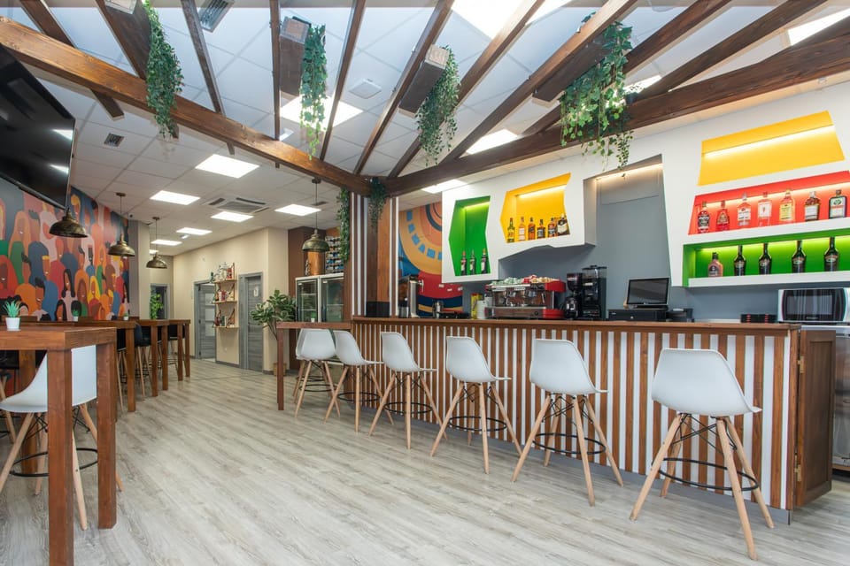 Restaurant/places to eat, Activities, Activities, TV and multimedia, Lounge or bar, Breakfast, Seasons, Location, Sunset, Parking, microwave, acessibility