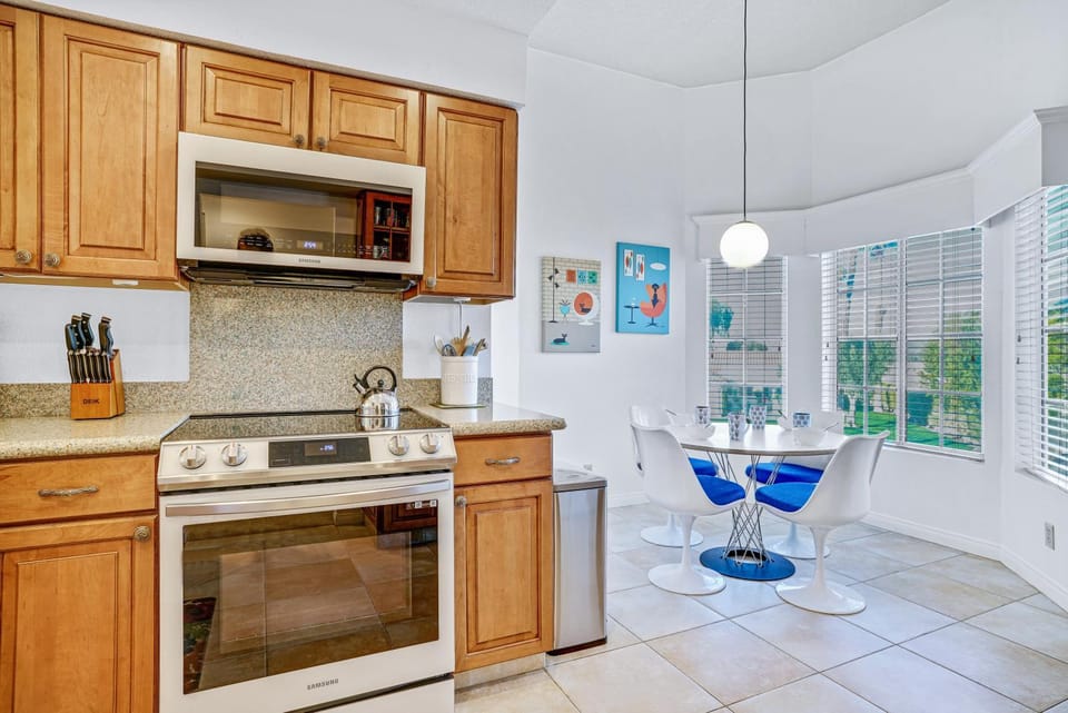 Kitchen or kitchenette, Dining area, minibar, pet friendly