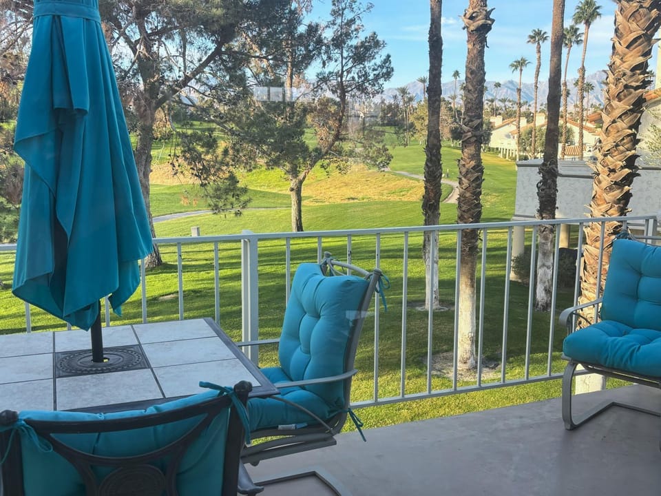 Patio, View (from property/room), Balcony/Terrace, Seating area, Mountain view