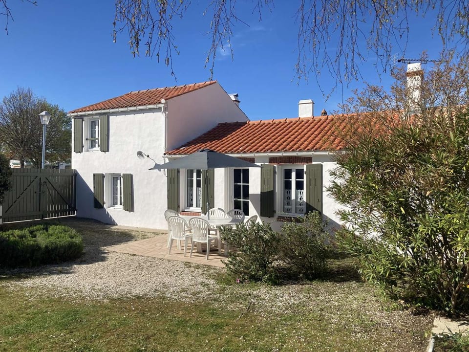 Maison charmante 6 pers, jardin clos, TV et Wifi, proche commerces et plage, petit chien accepté. - FR-1-224B-165 House in Pays de la Loire