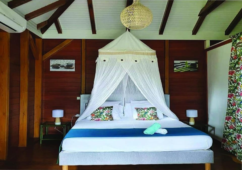 Bed, Photo of the whole room, Decorative detail, Bedroom, Location, hair dryier, towels