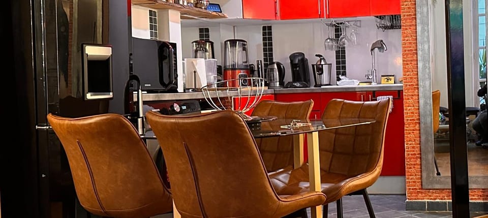 Kitchen or kitchenette, Dining area