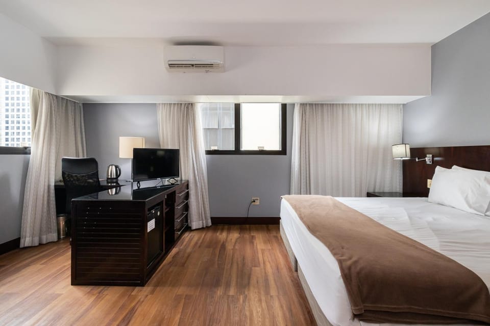 Bed, TV and multimedia, Photo of the whole room, Bedroom, Area and facilities, minibar, air conditioner