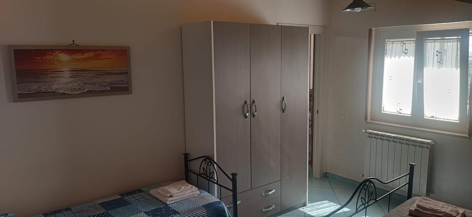 Bed, Photo of the whole room, Bedroom, internet, wardrobe