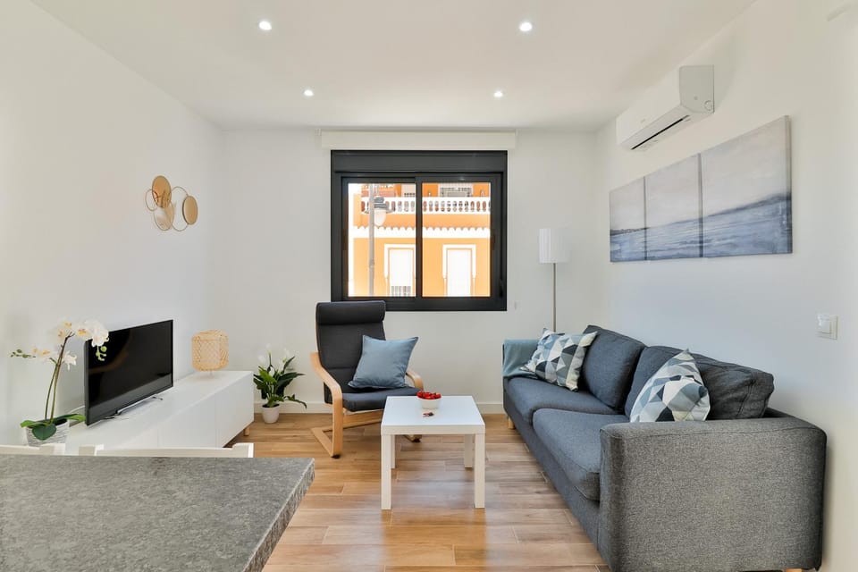 TV and multimedia, Living room, Seating area, air conditioner