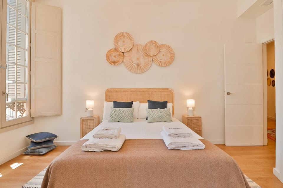 Bed, Photo of the whole room, Bedroom, towels
