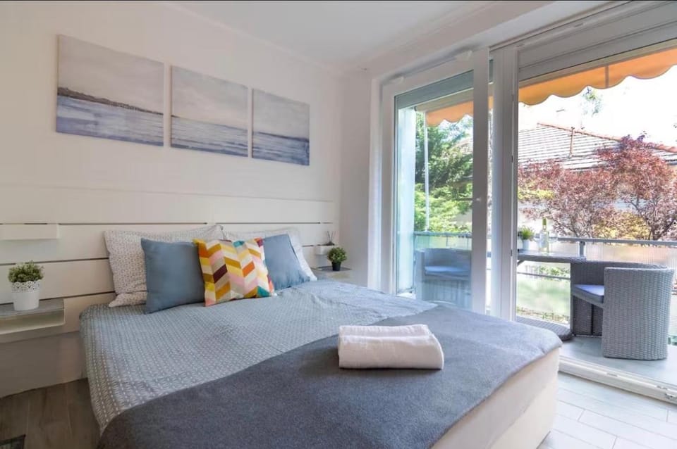 Bed, View (from property/room), Balcony/Terrace, Bedroom