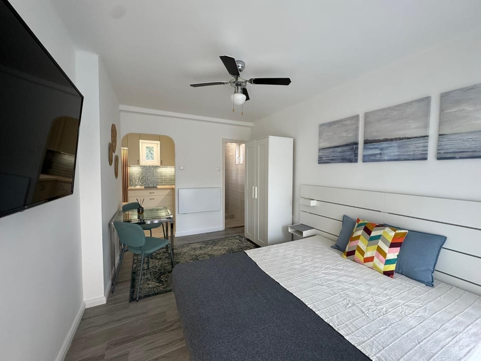 Bed, TV and multimedia, Photo of the whole room, Dining area, heating, wardrobe