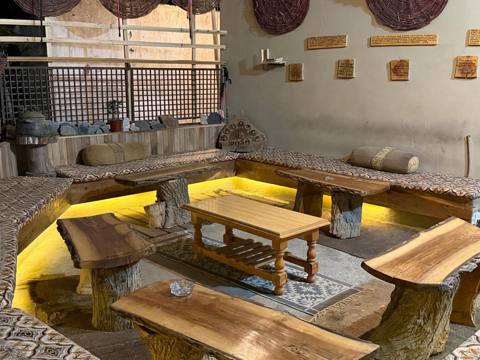 Seating area, Dining area