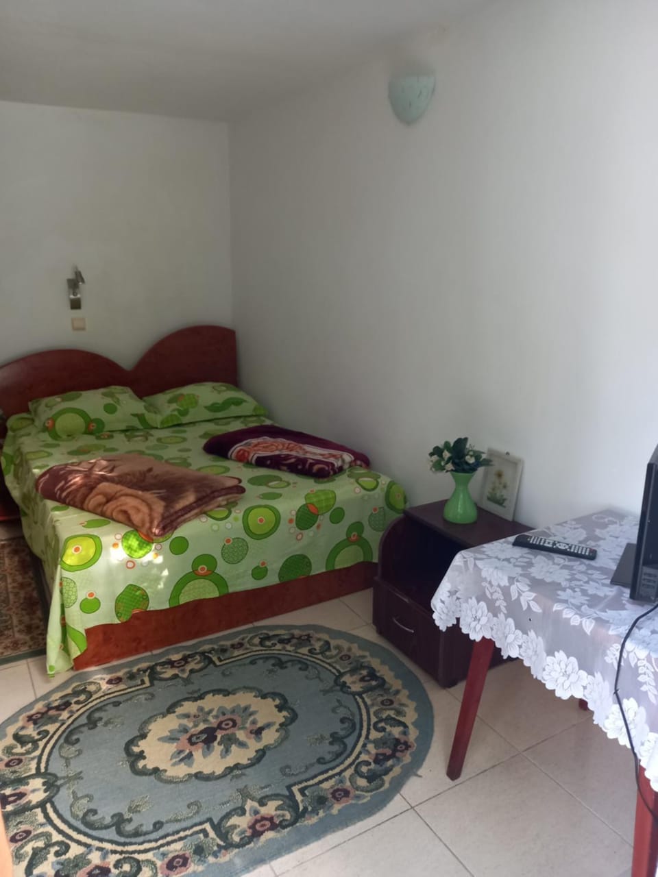 Photo of the whole room, Bedroom